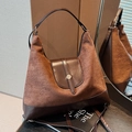 Donkerbruine suède en gladleren tote bag met metalen gesp en verstelbare schouderriem - koffiekleur