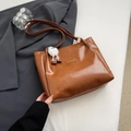 Grande borsa tote in pelle PU marrone con ciondolo in peluche ed etichetta di moda - Marrone con Ciondolo Mostro in Peluche