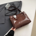 Borsa tote in ecopelle marrone scuro con logo in metallo e ciondolo in peluche bianco - Caffè con Ciondolo Mostro in Peluche