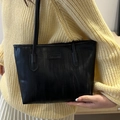 Minimalistische schwarze gesteppte Tragetasche mit Wellentextur und dünnen Trägern - Schwarz