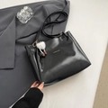 Borsa tote nera lucida in pelle PU con ciondolo di peluche e targhetta in metallo - Nero + Ciondolo Elfo Bianco