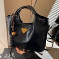 Borsa retrò in pelle PU nera con logo triangolare dorato e tracolla regolabile - Nero (Con Ciondolo a Campanello)