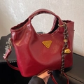 Borsa a tracolla retrò bordeaux lucido con logo triangolare metallico dorato - Bordeaux (Con Ciondolo a Campanello)