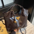 Borsa a tracolla vintage marrone cioccolato in ecopelle con targa metallica triangolare - Caffè (Con Ciondolo a Campanello)