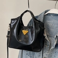 Retro Handtasche aus schwarzem Lackleder mit dreieckigem Metalllogo und Schultergurt - Schwarz (Ohne Anhänger)