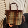 Retro Handtasche aus Tweed mit grün-braunem Karomuster, Lederbesatz und Goldnieten - Grünes Karo