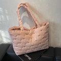 Rosafarbene gesteppte Tote Bag mit Schleifenstickerei und doppelten Tragegriffen - Rosa