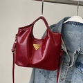 Vintage weinrote Lackleder-Tragetasche mit Goldlogo und schmalem Schultergurt - Weinrot (Ohne Anhänger)