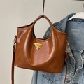 Vintage braune Handtasche aus PU-Leder mit goldenem Dreieckslogo und Schultergurt - Braun (Ohne Anhänger)