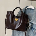 Dunkelbraune Shopper-Tasche aus PU-Leder mit goldenem Metalldreieck und Trageriemen - Kaffee (Ohne Anhänger)