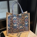 Boho-Leinen-Einkaufstasche mit geometrischem Muster und blauen Seilgriffen auf Steintisch - Blau