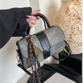 Moderne grijze handtas met zwarte leren flap en tennisracket hanger - Zwart Met Konijnenhanger