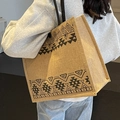 Große gewebte Jute-Einkaufstasche für Damen mit schwarzen ethnischen geometrischen Mustern - Großes Dreieck