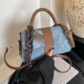 Retro denim handtas met bruine lederen bies en tennisracket bedel accessoire - Blauw met Hanger