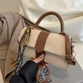 Beige canvas en bruin lederen crossbodytas met tennisracket bedel accessoire - Khaki Met Konijnenhanger