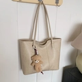 Bolso tote grande crema con textura de cuero y colgante de oso para mujer - Blanco con colgante
