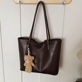 Bolso tote grande de cuero sintético marrón oscuro para mujer con colgante de oso de peluche - Café con Colgante