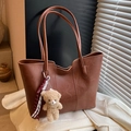 Bolso tote de cuero sintético marrón con colgante de oso y correa tejida de moda - Marrón con Colgante