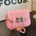 Bolso bandolera chic de cuero PU rosa con lazo de metal plateado y correa fina - Rosa