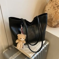 Bolso tote de cuero sintético negro con un oso de peluche sobre una maleta plateada - Negro Con Colgante De Conejo