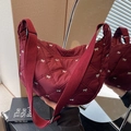 Borsa a tracolla a mezzaluna trapuntata bordeaux con ricamo a fiocco e rombi cuciti - Rosso