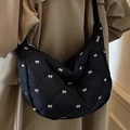 Borsa nera a mezzaluna trapuntata con ricamo a fiocco bianco e tracolla larga - Nero