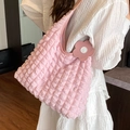Borsa hobo rosa con trama popcorn, grande capacità e ciondolo a forma di fiore - Rosa