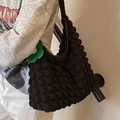 Borsa tote nera con texture a bolle, ciondolo a fiore verde e grande capacità di moda - Nero