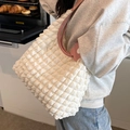 Borsa tote bianca a nido d'ape con manici in pelle rosa e ciondolo a fiore - Bianco con Rosa