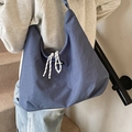 Borsa tote in tela grigio-blu con chiusura a coulisse e toppa fashion sulla spalla - Blu