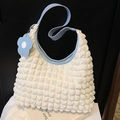Borsa a spalla bianca testurizzata con profili blu e ciondolo a forma di fiore - Bianco con Blu
