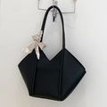 Minimalistische zwarte shopper met V-vormige snit en zijden sjaal aan het handvat - Zwart (Met Decoratieve Sjaal)
