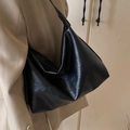 Grande borsa hobo nera minimalista in morbida pelle con ampia tracolla alla moda - Nero