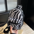 Mini borsa a tracolla zebrata con cinturino nero regolabile su sfondo di marmo moderno - Zebra Print