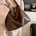 Borsa tote marrone vintage in ecopelle con tracolla larga e consistenza morbida - Marrone