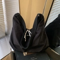 Minimalistische schwarze Hobo-Tasche aus Canvas mit breitem Gurt und verknotetem Reißverschluss - Schwarz
