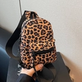 Mini borsa a tracolla con stampa leopardata, tracolla larga e tasca frontale zip - Leopardo Marrone