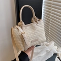 Zomerse strooien strandtas met knoophengsel en verstelbare schouderriem in beige vezels - Broken Wit