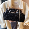 Elegante borsa da sera con paillettes nere, manico in metallo dorato e chiusura a scatto - Nero