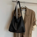 Minimalistische große schwarze Shopper-Tasche aus mattem Leder mit Schultergurt - Schwarz