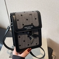 Mini-telefoontasje met grijze verticale strepen en zwarte polkadots met metalen bedeltje - Gestreepte Stippen