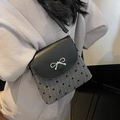 Sac bandoulière à pois avec rabat en cuir noir et nœud argenté décoratif - Nœud rayé