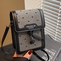 Mini crossbodytas van grijs canvas met hartjesprint en zwart leren flap en riem - Hart