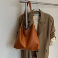 Große Shopper-Tasche aus Kunstleder in Karamellbraun für modische Herbst-Outfits - Braun