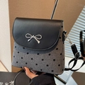 Sac seau chic à pois avec nœud métallique et bandoulière en cuir - Pois