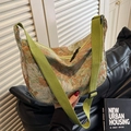Borsa a tracolla a mezzaluna in jacquard floreale con un'ampia tracolla in tela verde - Verde