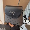 Sac à bandoulière avec nœud et broderie cœur en gris anthracite et cuir noir - Cœur
