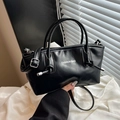 Elegante schwarze Einkaufstasche mit weißem Fashion Bag Aufdruck und Knotendetails - Schwarz
