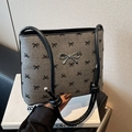 Graue Schultertasche aus Segeltuch mit schwarzem Schleifenmuster und silberner Schleife - Schleife