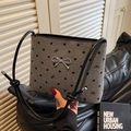 Graue Filz-Schultertasche mit schwarzen Punkten und silberner Metall-Schleife - Punkte